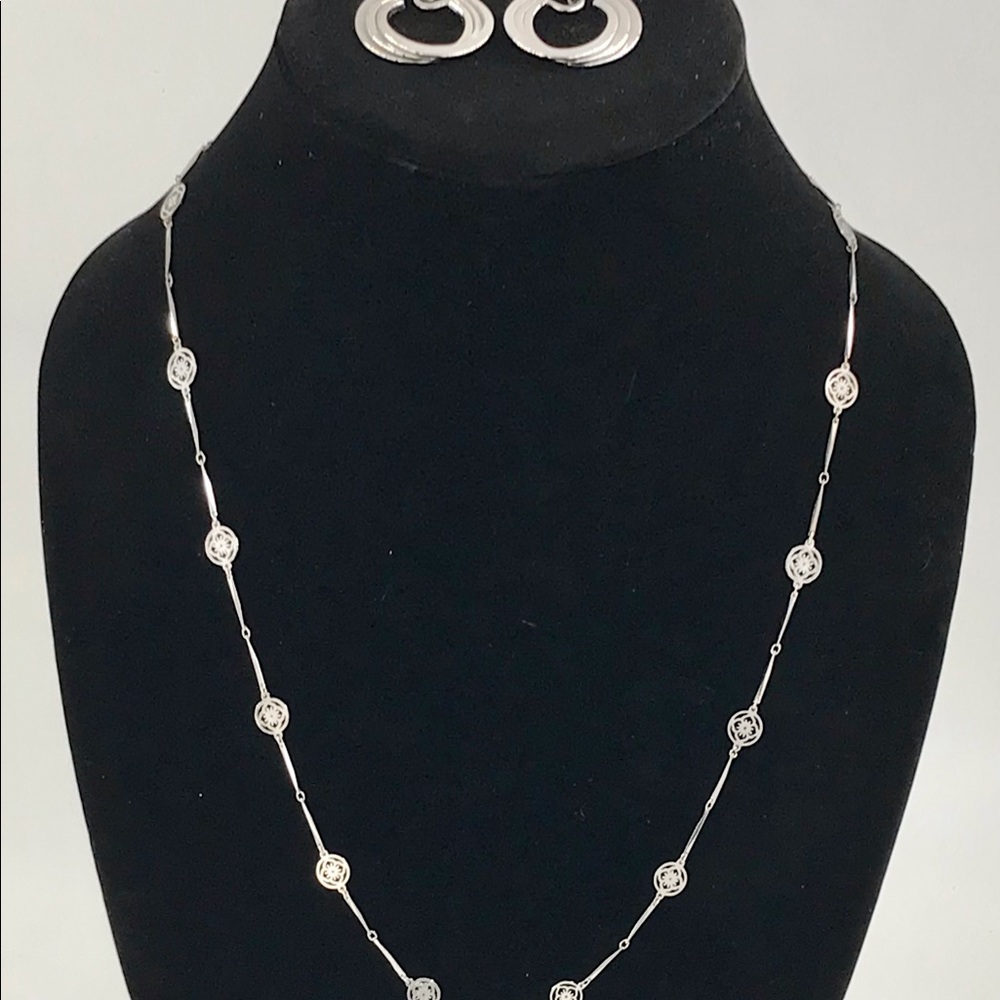 Vintage Avon Silver Tone Flower Lace Necklace and Clip on Earrings - Picture 4 of 8